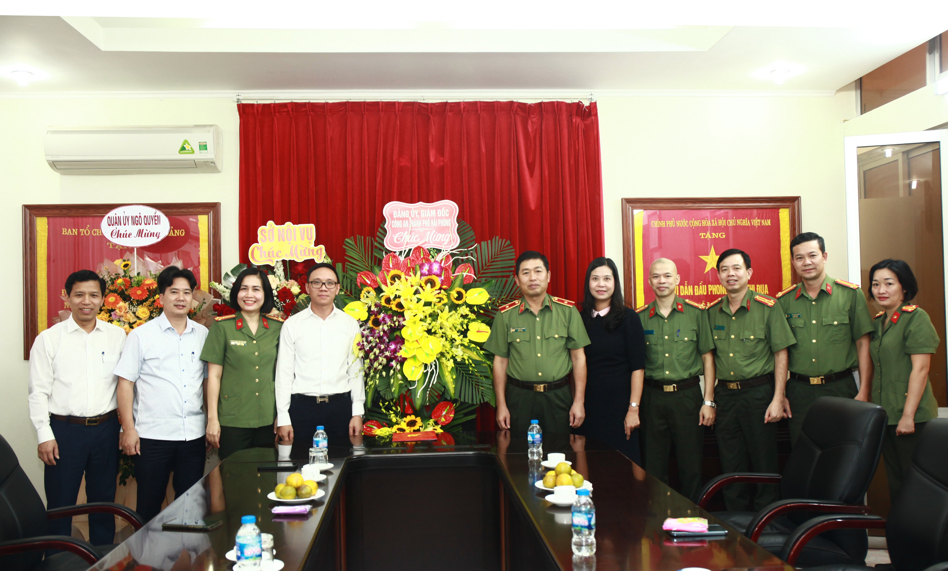 Giám đốc CATP chúc mừng Ban tổ chức Thành ủy